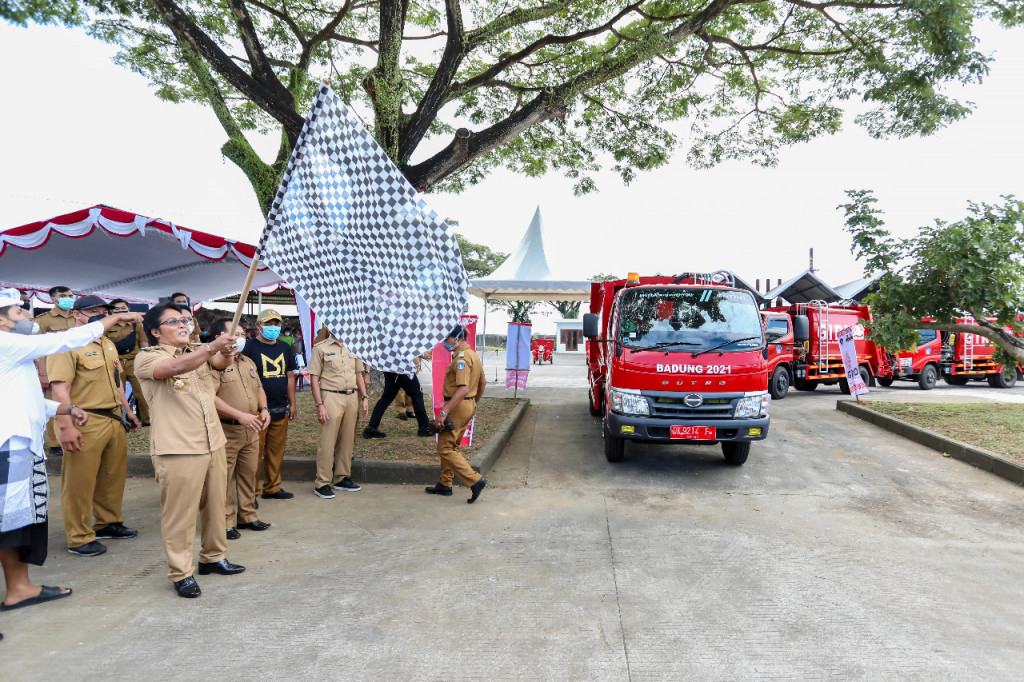Dukung Presidensi G20 Melalui Pengelolaan Sampah Mandiri, Bupati Giri Prasta Launching Operasional Truck Compactor